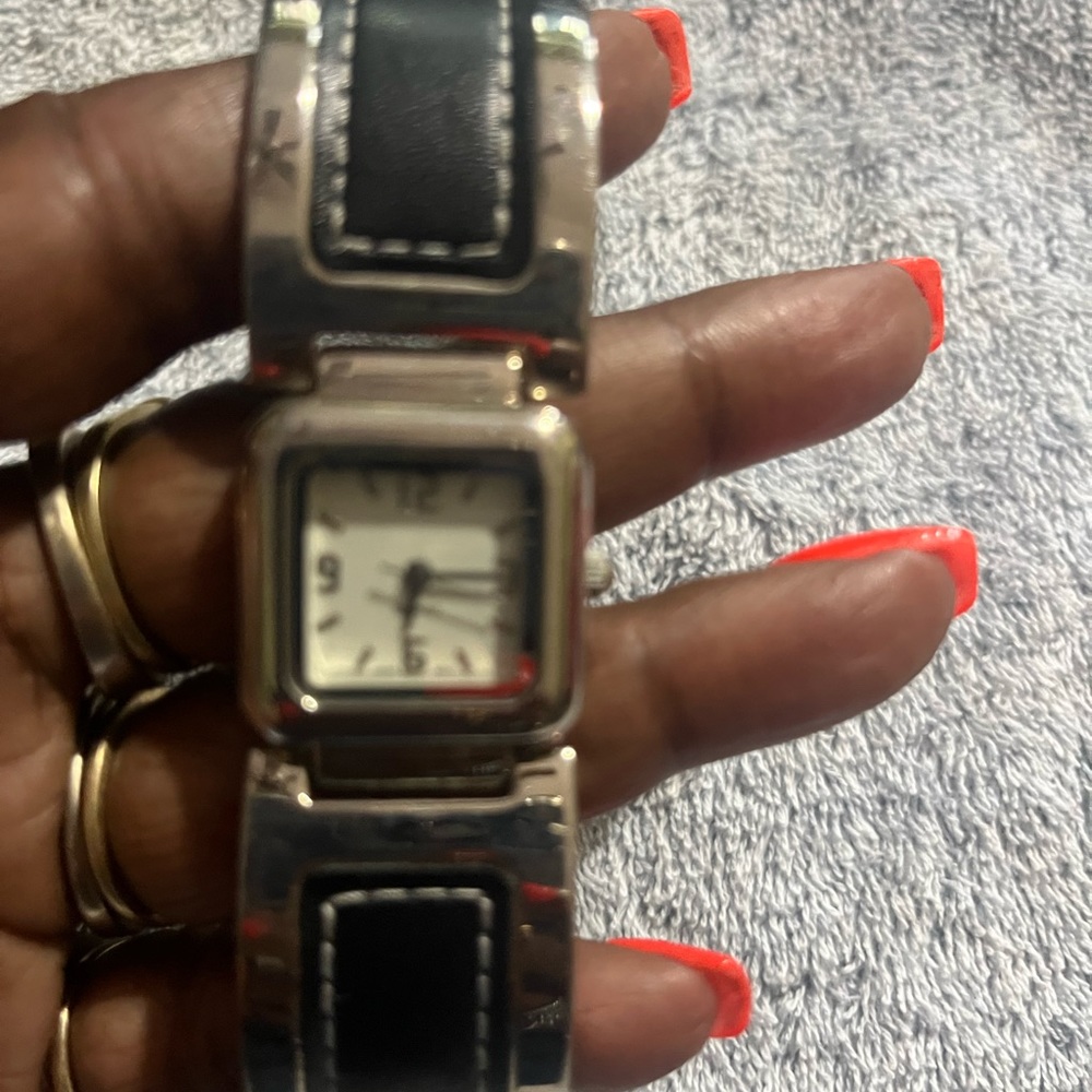 Ladies quartz watch/ needs a battery